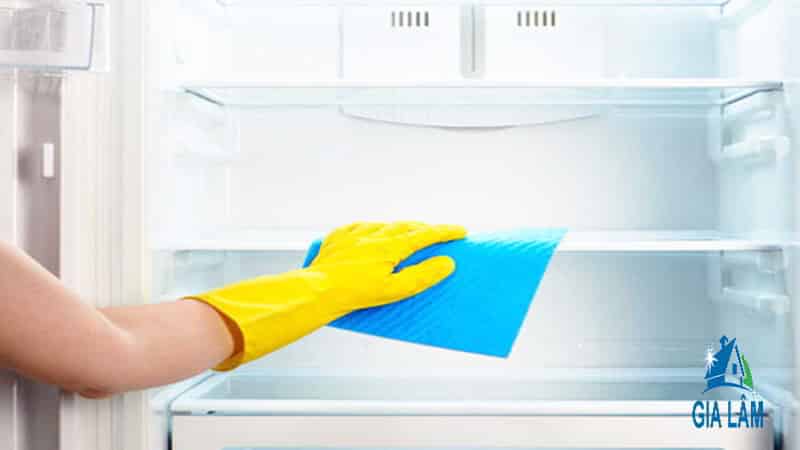 vệ sinh ngăn kính tủ lạnh